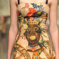 UN GENRE DE POUPEE RUSSE NOIRE CHOQUE DES ACHETEURS