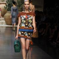 UN GENRE DE POUPEE RUSSE NOIRE CHOQUE DES ACHETEURS