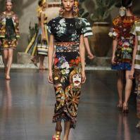 UN GENRE DE POUPEE RUSSE NOIRE CHOQUE DES ACHETEURS