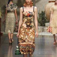 UN GENRE DE POUPEE RUSSE NOIRE CHOQUE DES ACHETEURS