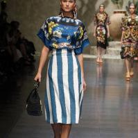 UN GENRE DE POUPEE RUSSE NOIRE CHOQUE DES ACHETEURS