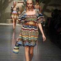 UN GENRE DE POUPEE RUSSE NOIRE CHOQUE DES ACHETEURS