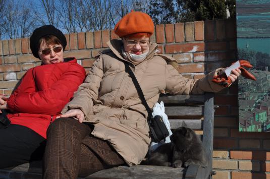 Olga et Svetlana écoutent le récit d'un de nos amis chat, de Torcello.