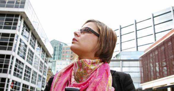 joueuse mobile avec son téléphone dans la rue