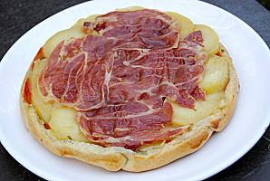 tarte_tatin_raclette_fromage_jambon cru_oignons_charcuterie_ montagne_restes.JPG