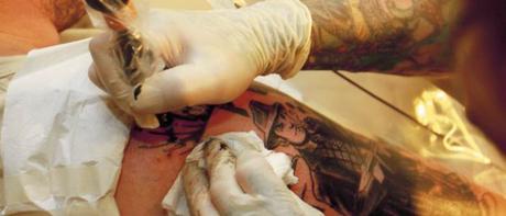 Les tatoueurs clandestins se multiplient