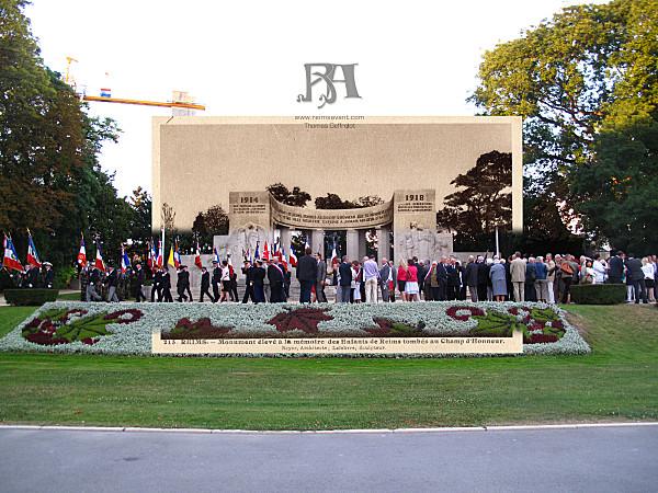 1-Fete de la libération , monument au morts (2)-002