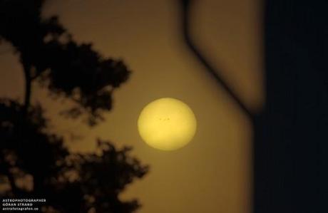 S'étalant sur 190 000 km, la région AR 1654 est visible à la surface du Soleil - Photo de 
