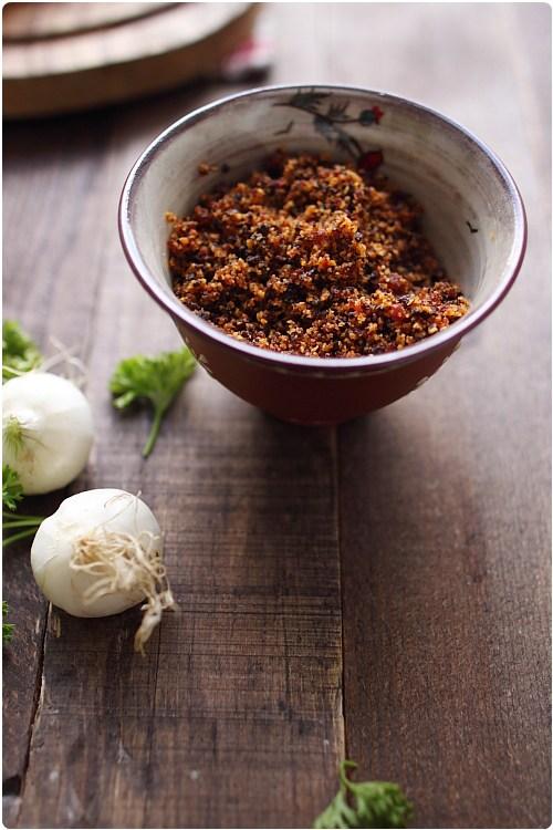 Tagliatelles au colin et champignons, crumble de chorizo