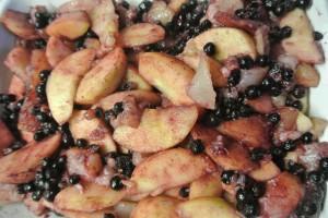 Crumble pommes poires myrtilles, mélangez les fruits