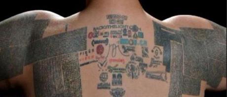 Il se fait tatouer 10 000 adresses web