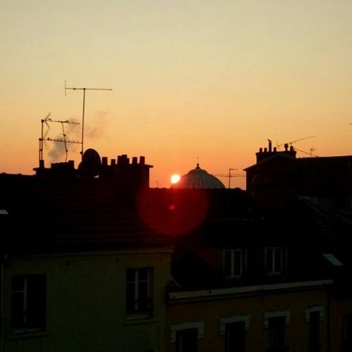 J’aime l’idée qu’on partage le même soleil que l’Indonesie… elle n’est pas si loin notre bien aimée… #soleil #samasama #sharethelove #france