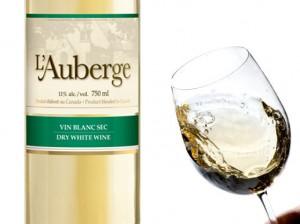 L'Auberge: on doit bien agiter le vin dans son verre avant la dégustation, ou encore se pincer le nez.