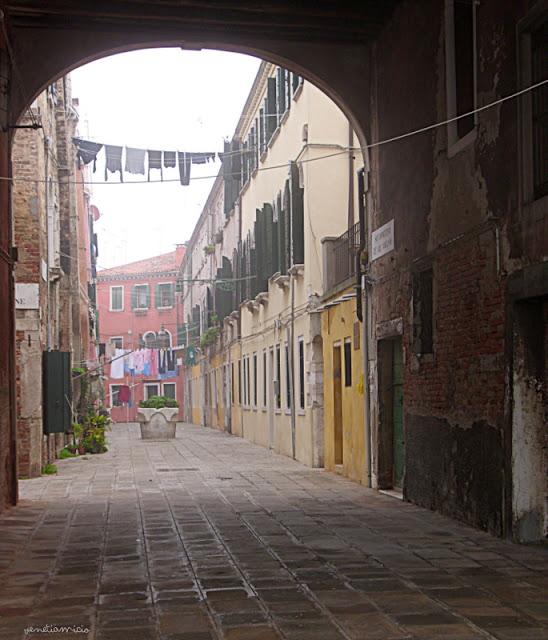 Caigo : Sotoportegi e corti de le Colone Castello