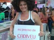 Afro-bresiliennes contre marque cheveux avec mannequins portant perruques crepues
