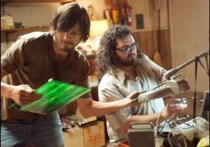 Deux nouvelles photos de Jobs avec Ashton Kutcher jobs-ashton-kutcher-josh-gad