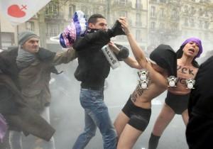 FEMEN-manifestation-contre-le-mariage-pour-tous-1