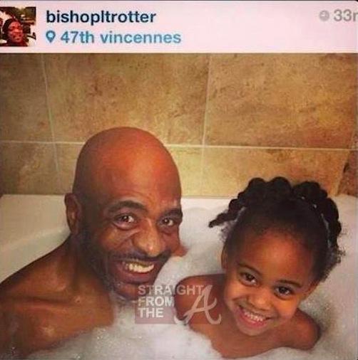 Un grand-père (pasteur) prend un bain avec sa petite fille
