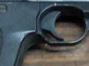 Jeune garçon mère fusil dans