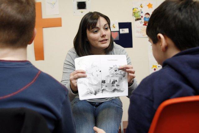 Jennifer Aldrich, éducatrice, lit une histoire à deux... (Photo tew Milne, AP)