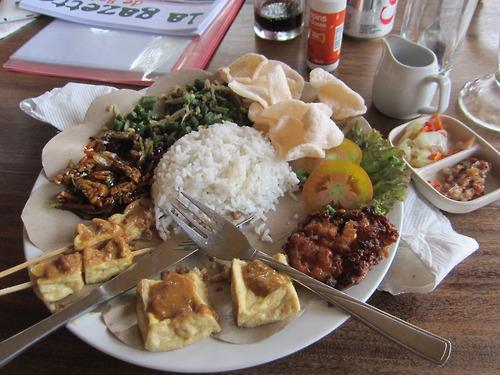 Nasi Campur végétarien au Rendez-vous Doux à Ubud. Un délice !

Adresse du Rendez-vous Doux à Ubud : Jalan JEMBAWAN 12, Ubud, Bali, Indonesie - Téléphone : +62 361 7470163

Autres articles sur le Rendez-vous Doux : 
Le Rendez-vous Doux a changé d’adresse !
Rencontrer des français au Rendez-vous Doux à Ubud
Je cherchais ce livre introuvable depuis des mois en France : “Sang et volupté à Bali” 
