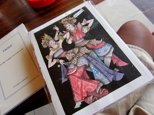 Je cherchais ce livre introuvable depuis des mois en France ! Thierry du Rendez-vous Doux à Ubud, en édite quelques uns et fait faire les couvertures (uniques) par un peintre balinais dont j’ai oublié le nom. “Sang et volupté à Bali” (Liebe und Tod auf Bali) est un roman de Vicki Baum (+ d’infos). 

Adresse du Rendez-vous Doux à Ubud : Jalan JEMBAWAN 12, Ubud, Bali, Indonesie - Téléphone : +62 361 7470163

Autres articles sur le Rendez-vous Doux : 
Nasi Campur au Rendez-vous Doux
Le Rendez-vous Doux a changé d’adresse !
Rencontrer des français au Rendez-vous Doux à Ubud
