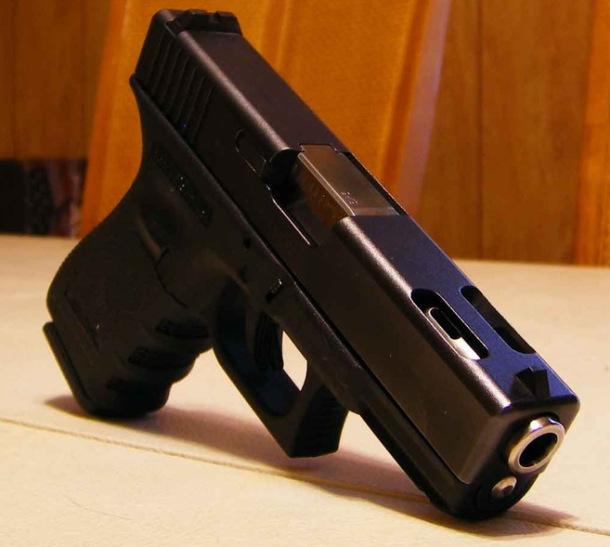Arme : glock 19c (transportée tranquillement par un mec au supermarché)