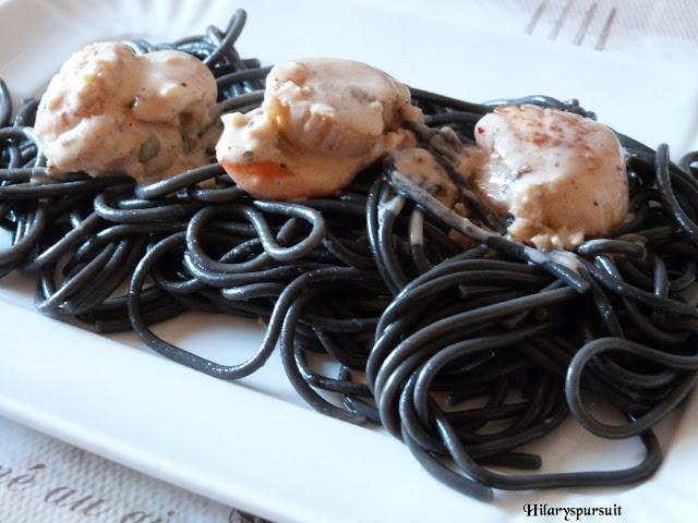 Spaghettis à l'encre de seiche aux Saint-Jacques / Scalops and cuttlefish ink spaghettis