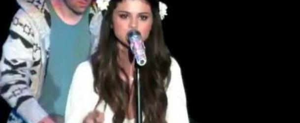 Selena Gomez chante sa rupture avec Justin Bieber avec « Cry me a river »