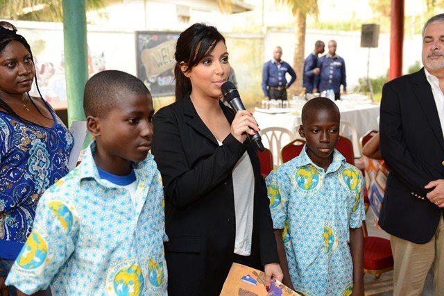 Kim Kardashian en visite dans un orphelina à Abidjan (photos)