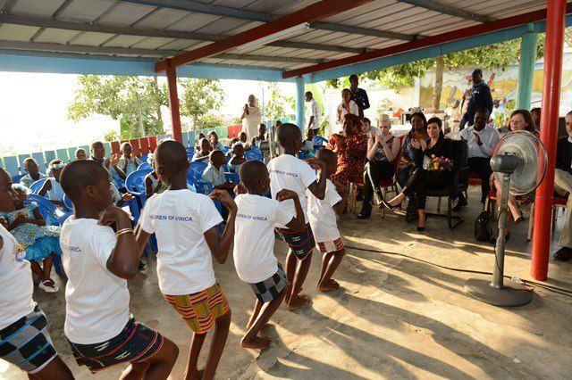Kim Kardashian en visite dans un orphelina à Abidjan (photos)