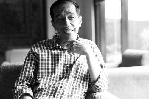 Jokowi, prochain président de l’Indonésie ? Joko Widodo (né le 21 Juin 1961 - c’est un cancer ! -  à Surakarta, Indonésie), plus connu sous son surnom Jokowi, est un homme politique indonésien et le gouverneur actuel de Jakarta. Il était auparavant le maire de Surakarta. Désigné par son parti, le Parti démocratique indonésien “Struggle”, il a ensuite été élu quizième gouverneur de Jakarta, le 20 Septembre 2012, battant le gouverneur sortant, Fauzi Bowo. [Wikipedia] Certains de mes amis indonésiens disent de lui que c’est un homme simple, un combattant des libertés et qui comprend les problématiques des plus faibles. La plupart sont confiants dans le fait qu’il sera élu comme président de la république en 2014. Un visage à retenir probablement… Source photo : Flickr Article intéressant : “L’election cruciale du Gouverneur de Jakarta” sur Asie-info.fr