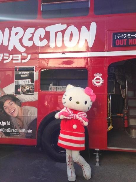 La collection One Direction x Hello Kitty http://www.jaimehellokitty.com/images/ARTICLES19/groupiekitty.jpg