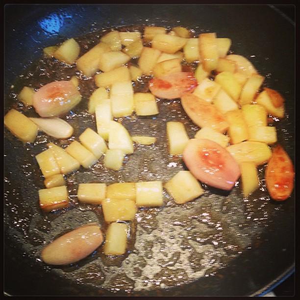 Filet mignon de porc mariné aux épices et au miel, échalotes confites, pommes de terre, carottes et cèpes