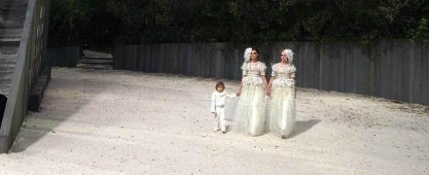 Chanel clôture son défilé avec deux mariées accompagnées d’un petit garçon !