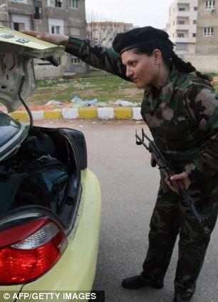 Une femme vigueur de la Défense nationale syrienne