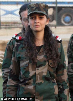 Une femme vigueur de la Défense nationale syrienne