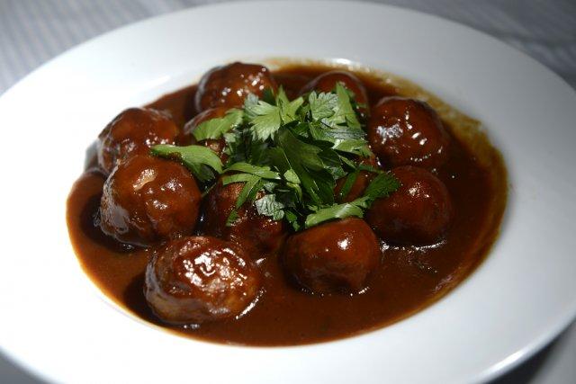 Des boulettes poêlées, plongées dans un bain de... (Photo : Bernard Brault, La Presse)