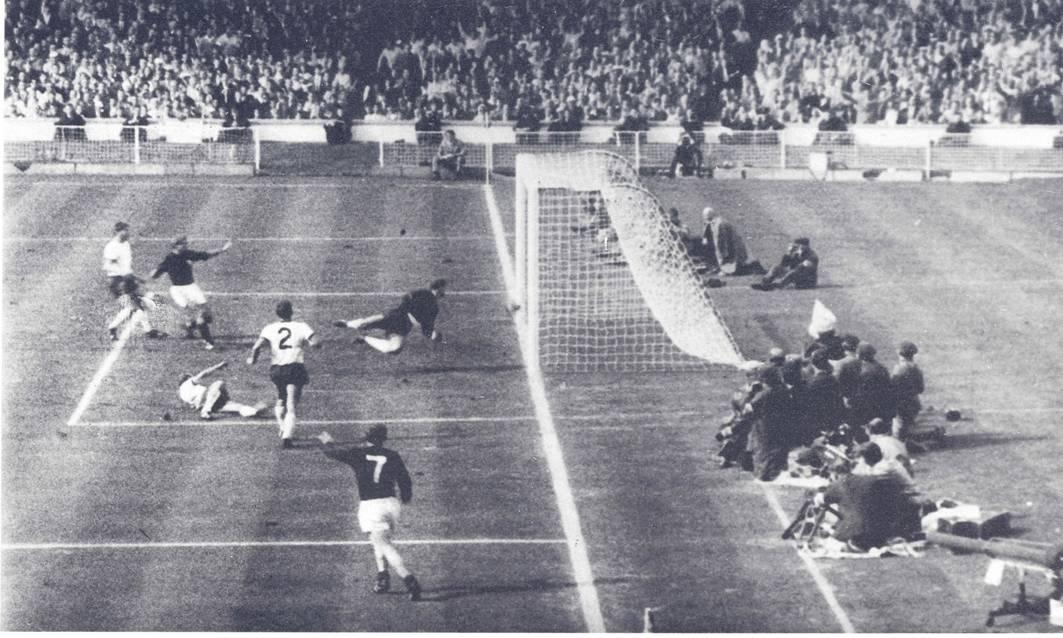 Sur ce tir de Geoff Hurst en Finale de la Coupe du Monde 1966, le ballon est-il rentré ?Plus de 40 ans après, l'étude des images n'a encore pas permis d'affirmer avec certitude que le ballon a bien franchi la ligne.
