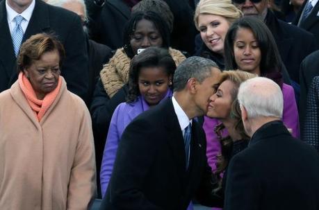 POURQUOI SASHA ET MALIA ONT VOLE LA VEDETTE DE PAPA OBAMA / Barack Obama embrassant Beyonce