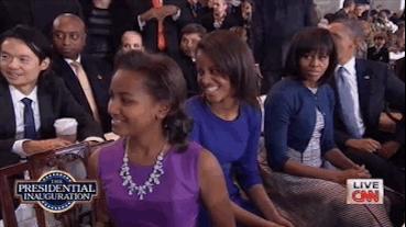 POURQUOI SASHA ET MALIA ONT VOLE LA VEDETTE DE PAPA OBAMA / Sasha et malia Obama qui rigolent (gif)