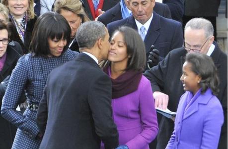 POURQUOI SASHA ET MALIA ONT VOLE LA VEDETTE DE PAPA OBAMA / malia embrasse son père Barack Obama (Janvier 2013)