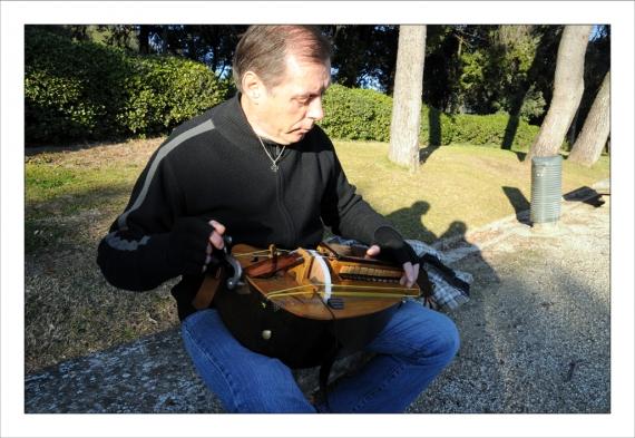 hurdy gurdy man, joueur de vielle, vielle plate à roue, instrument de musique à bourdon, bois d'okoumé