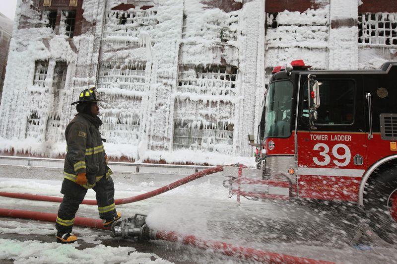 Au matin après l'intervention de plus de 200 pompiers, la façade de l'entrepôt est couverte de glace.