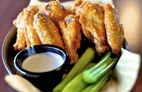Une montagne d’ailes de poulets pour le Super Bowl!