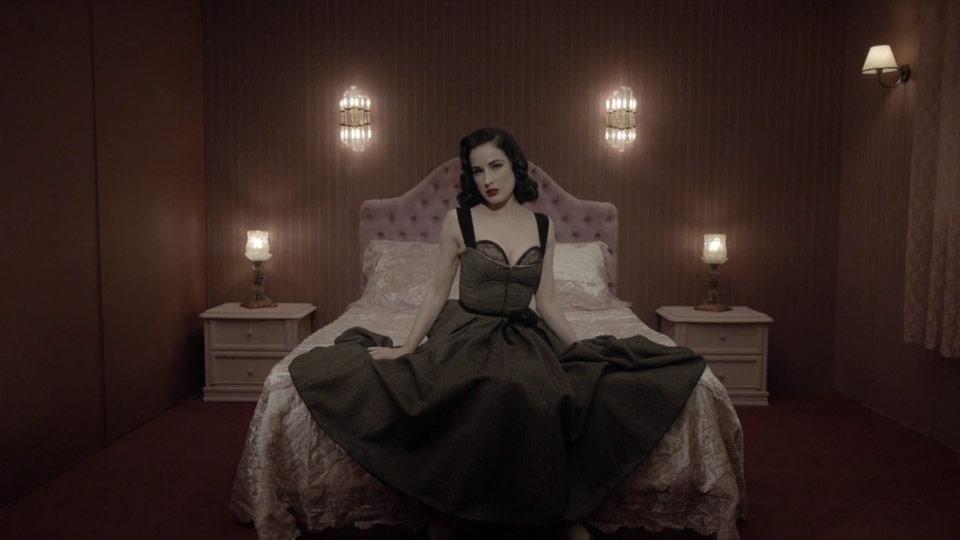 Monarchy | Disintegration, avec Dita von Teese