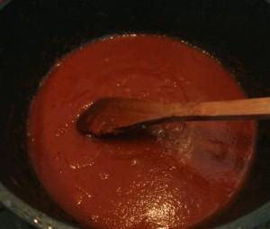 Cassoulet : ajoutez le bouillon sur le concentré de tomates