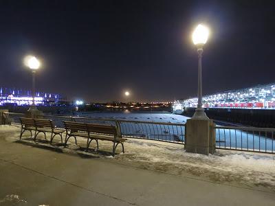 Clair de lune dans le Vieux-Montréal...