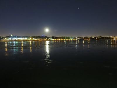 Clair de lune dans le Vieux-Montréal...