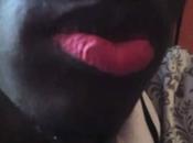 Afrique mode hommes mettent rouge levres